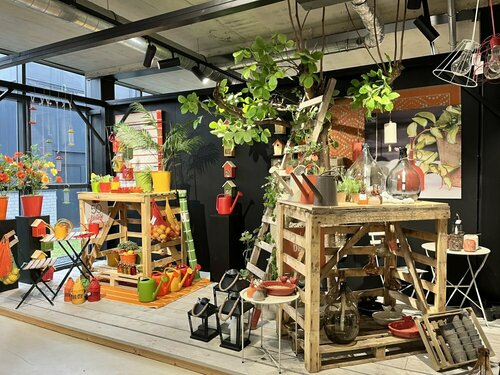 Bains d’oiseaux, arrosoirs, pots, tapis, nichoirs, mobilier.