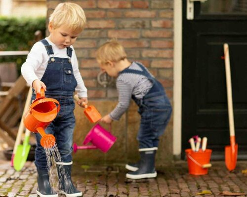Enfants au jardin (outils, cuisine, découverte)