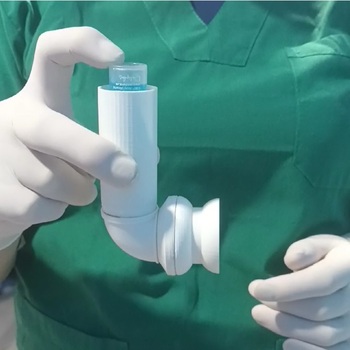 Device with lingual positioner for disinfecting the oral cavity