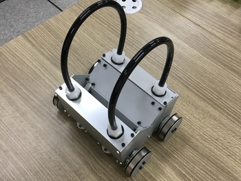 Monitoring robot for driving on metal surfaces with wheels equipped with magnets
