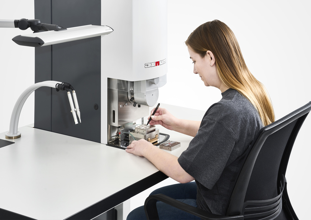 Poste de travail avec servopresse et table croisée CompactS-KE