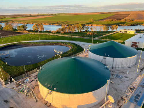 Tensioned cover for slurry silos