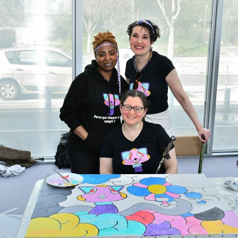 Un T-shirt pour sensibiliser aux handicaps invisibles et aux enjeux liés à l'accessibilité et aux mobilités