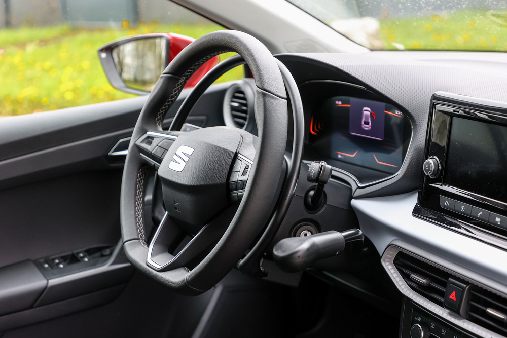 Cercle accélérateur derrière le volant