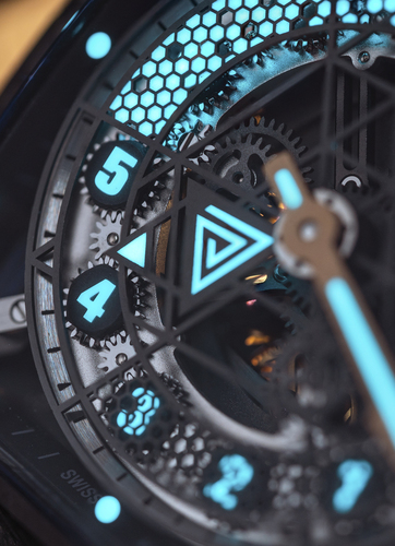 Swiss Super-LumiNova® comme pièce moulée en céramique hybride Lumicast sur des composants inhabituels