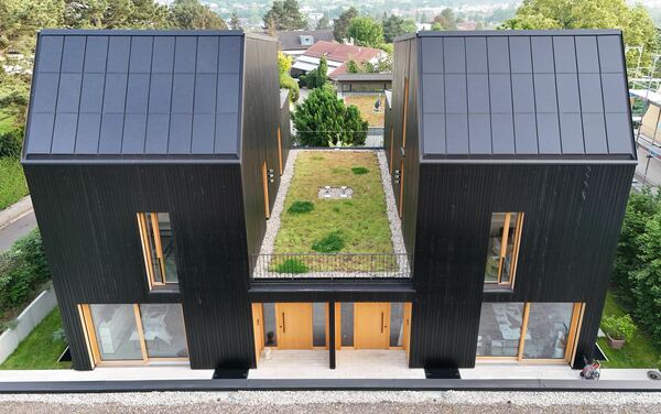 Hybride Holzkonstruktion mit Ganzdach-PV – Forschungshäuser WB 78