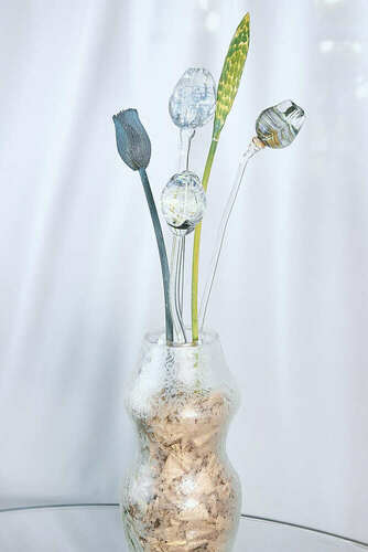 Bouquet de tulipes et fleurs sauvages