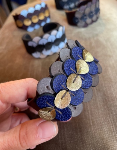 Bracelet en cuir,  "Le Point d'Élégance"