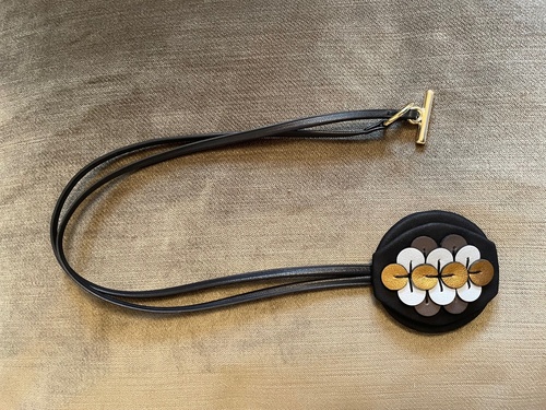 Collier unique en cuir