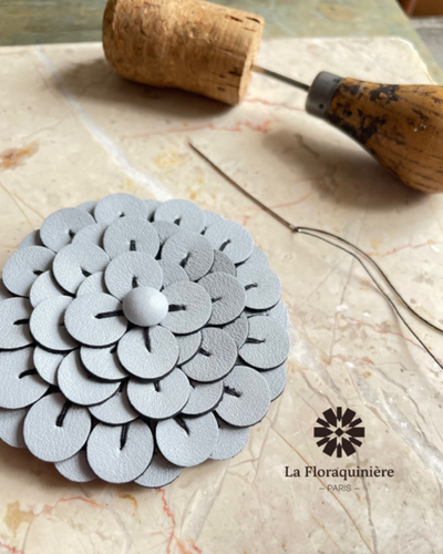 Broche florale en cuir