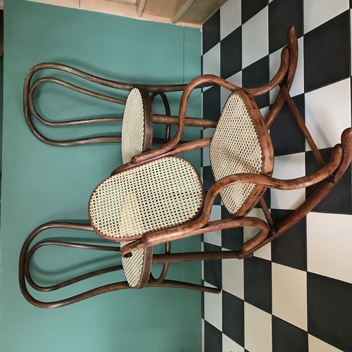 cannage classique sur chaises et rocking-chair Thonet