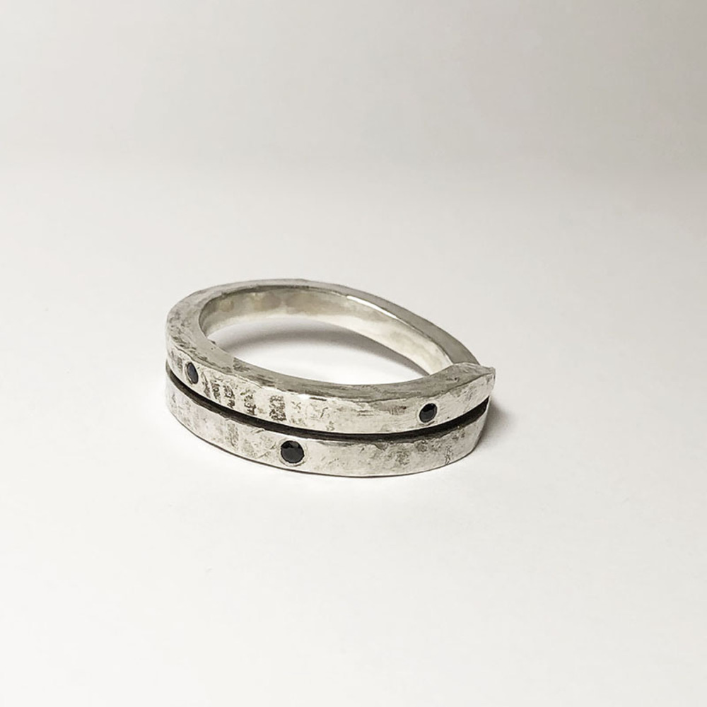 NObijoux - Bague anneau ouvert en argent 925 et saphirs noirs. Taille 66-69