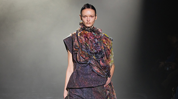 Epson y el diseñador Yuima Nakazato desvelan el futuro de la moda sostenible en la Semana de la Moda de París