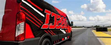 Personaliza rápido. Personaliza sin miedo. 3M™ IJ280 Lámina de impresión digital para personalización de vehículos