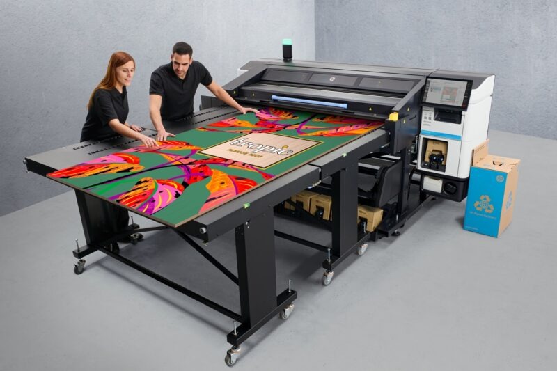 Nueva impresora HP Latex R530: impresión rígida y flexible junto con HP PrintOS Production Hub
