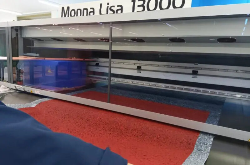 Epson y YUIMA NAKAZATO, pioneros en moda sostenible con impresión de inyección de tinta pigmentada sobre material Spiber
