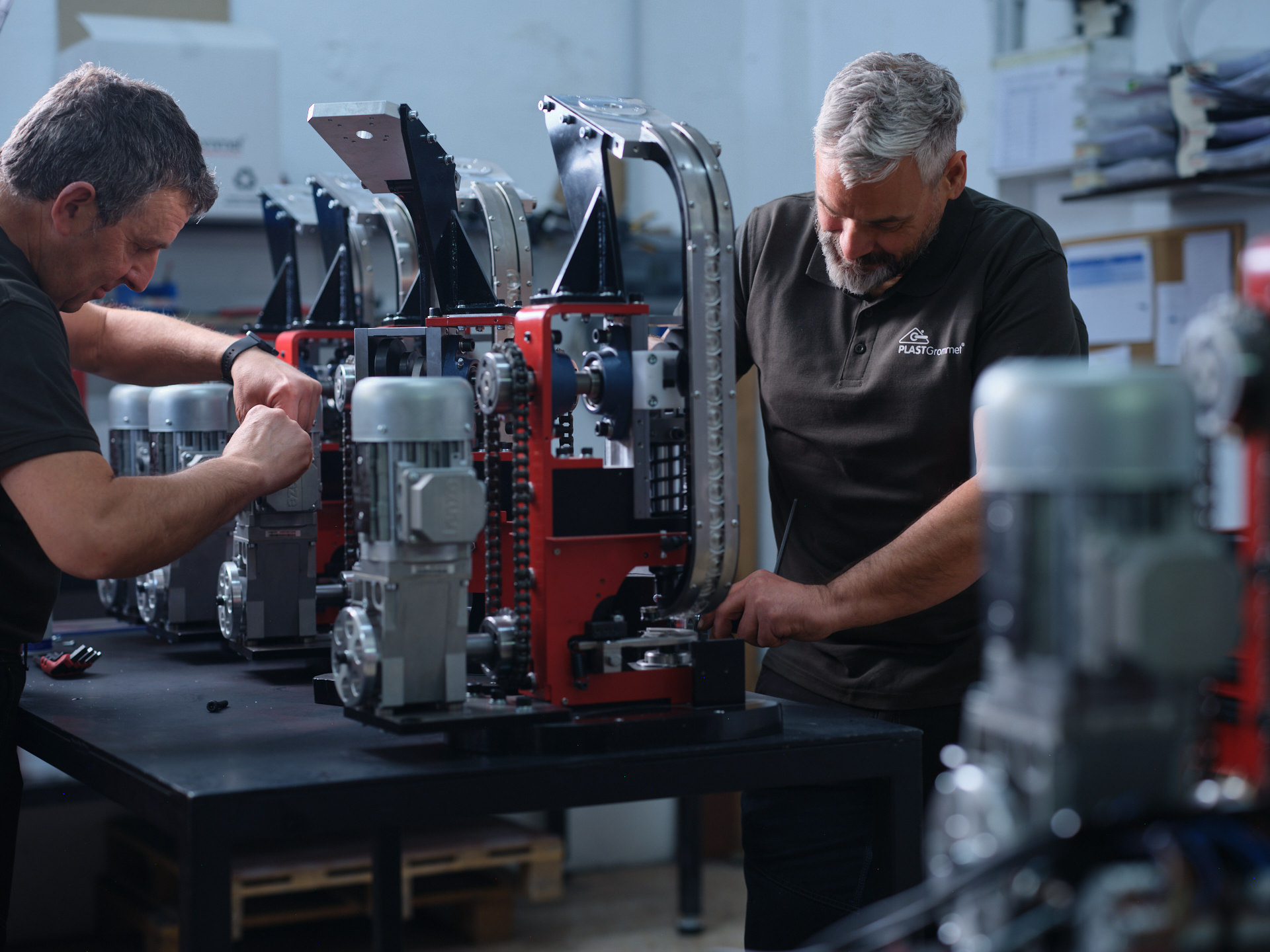 Innovación y automatización: el camino de PLASTGrommet hacia el futuro del acabado profesional 