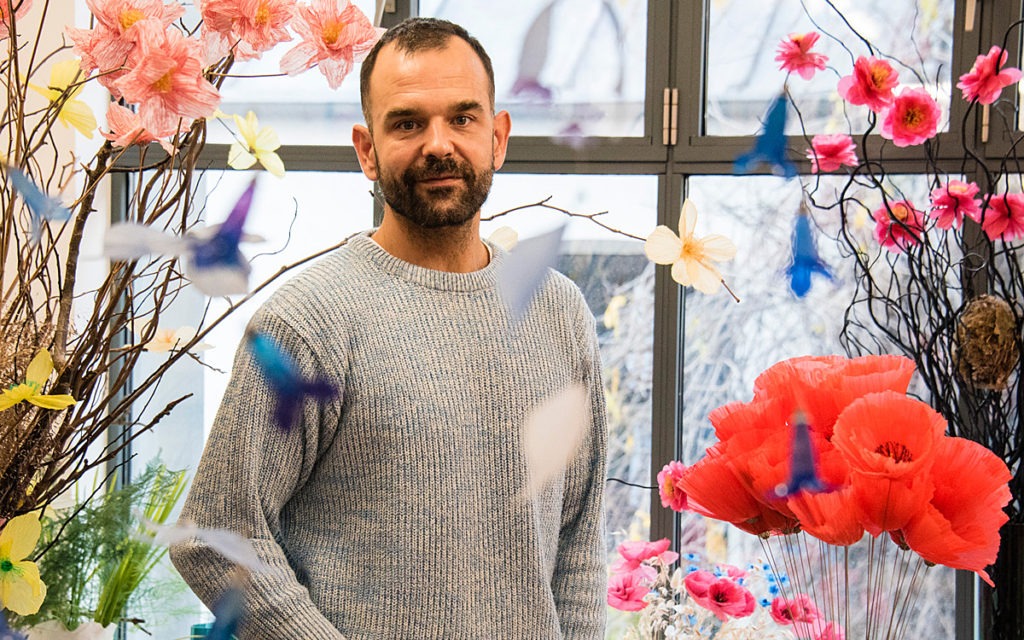William Amor: the man who transforms plastic into flowers