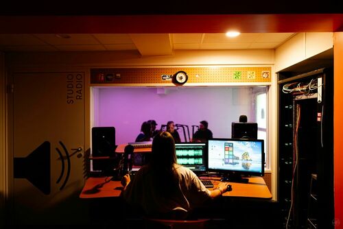 La prod' : un travail de l'ombre pour que les autres brillent !